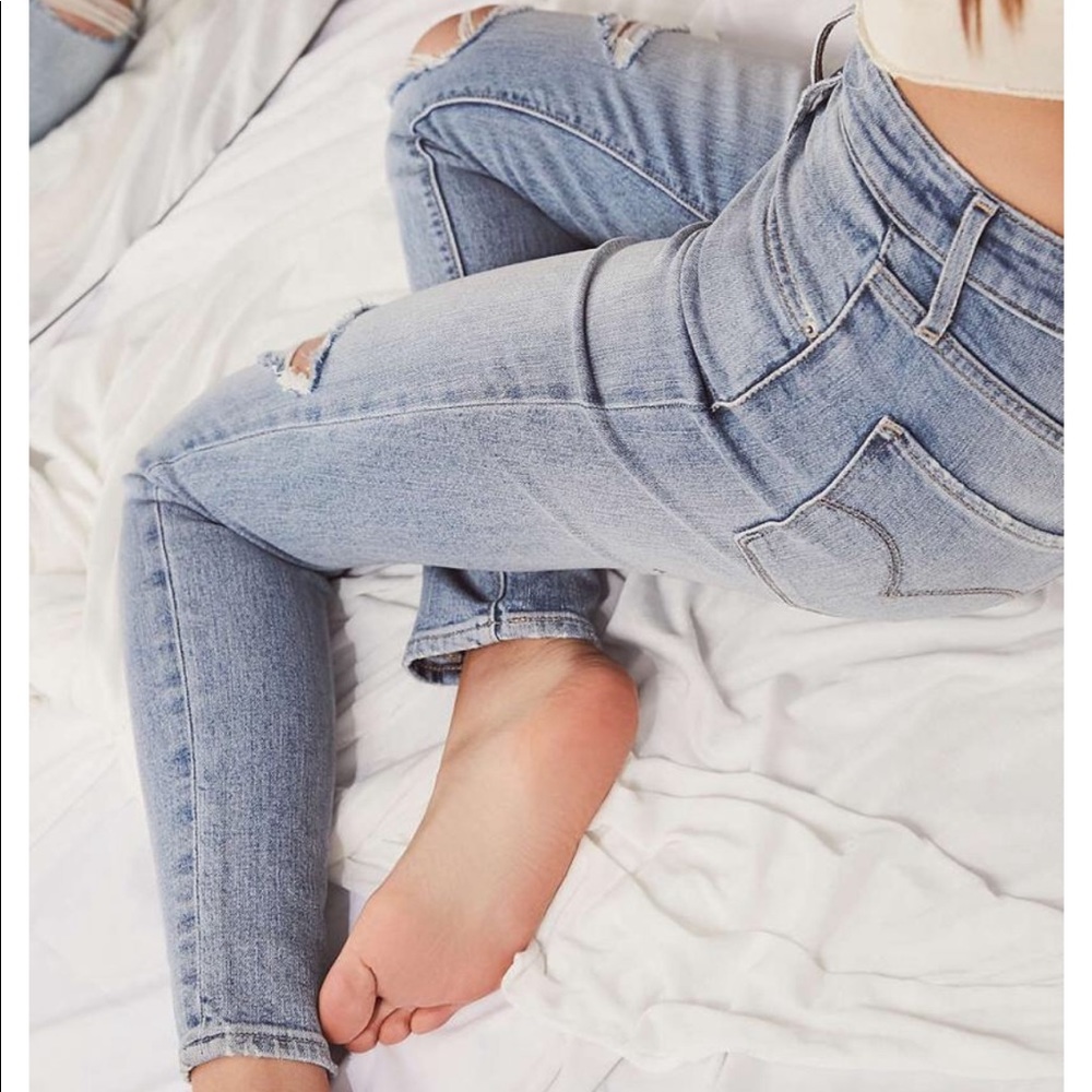 Levi’s Jean torn style